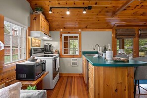 Een koelkast, een magnetron, een oven, een kookplaat