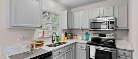 Køleskab, mikrobølgeovn, ovn, kogeplade