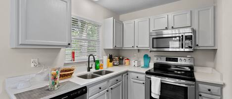 Frigorífic, microones, forn i placa de cuina