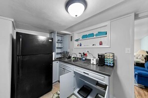 Réfrigérateur, four, plaque de cuisson, cafetiÚre/bouilloire