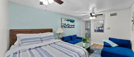 1 室のベッドルーム、デスク、WiFi (無料)、ベッドシーツ