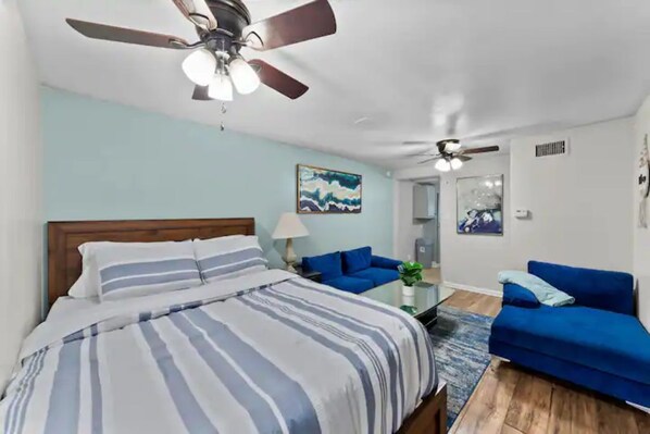 1 室のベッドルーム、デスク、WiFi (無料)、ベッドシーツ