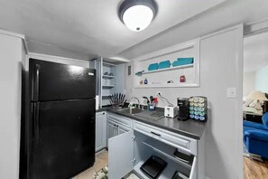 Fridge, oven, stovetop, coffee/tea maker
