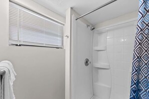 Dusche, Haartrockner, Handtücher, Seife