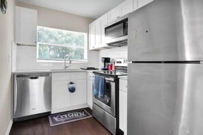 Fridge, oven, stovetop, coffee/tea maker - Heart of the City Townhouse, 3 Queens, Laundry (Jacksonville)
