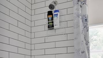 Douche, sèche-cheveux, serviettes fournies, savon