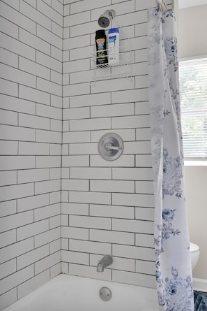 Douche, séchoir à cheveux, serviettes fournies, savon