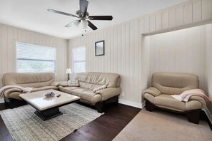 Smart TV, books - Heart of the City Townhouse, 3 Queens, Laundry (Jacksonville)