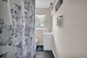 Dusch, hårtork, handdukar och tvål