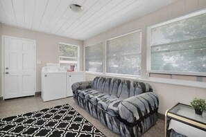 Interior - Heart of the City Townhouse, 3 Queens, Laundry (Jacksonville)