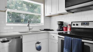 Réfrigérateur, four, plaque de cuisson, cafetière/bouilloire