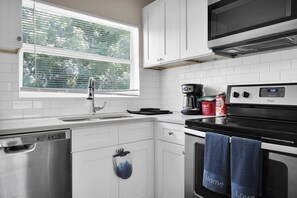 Kühlschrank, Ofen, Herdplatte, Wasserkocher mit Kaffee-/Teezubehör