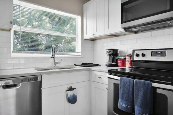Fridge, oven, stovetop, coffee/tea maker