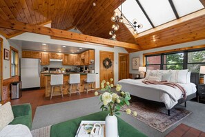 1 slaapkamer, een bureau, een strijkplank/strijkijzer, reisbedje