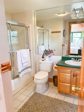 Een bad, een haardroger, handdoeken