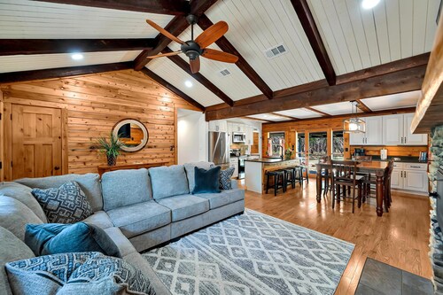 Shady Oaks Cabin- Waco/ Magnolia/ Baylor