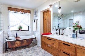 Combined shower/bathtub, hair dryer, towels, soap