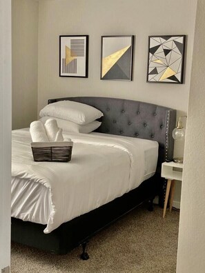 3 soverom, safe på rommet, wi-fi (inkludert) og sengetøy