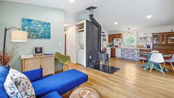 Una Smart TV, una chimenea