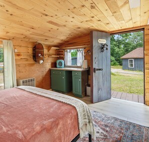 3 bedrooms, free WiFi, bed sheets - Peaceful Cabin in the Woods (Surry)