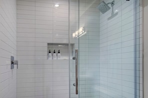 Red Pine U8 | Salle de bain | Ensemble douche/baignoire, sĂšche-cheveux, serviettes fournies