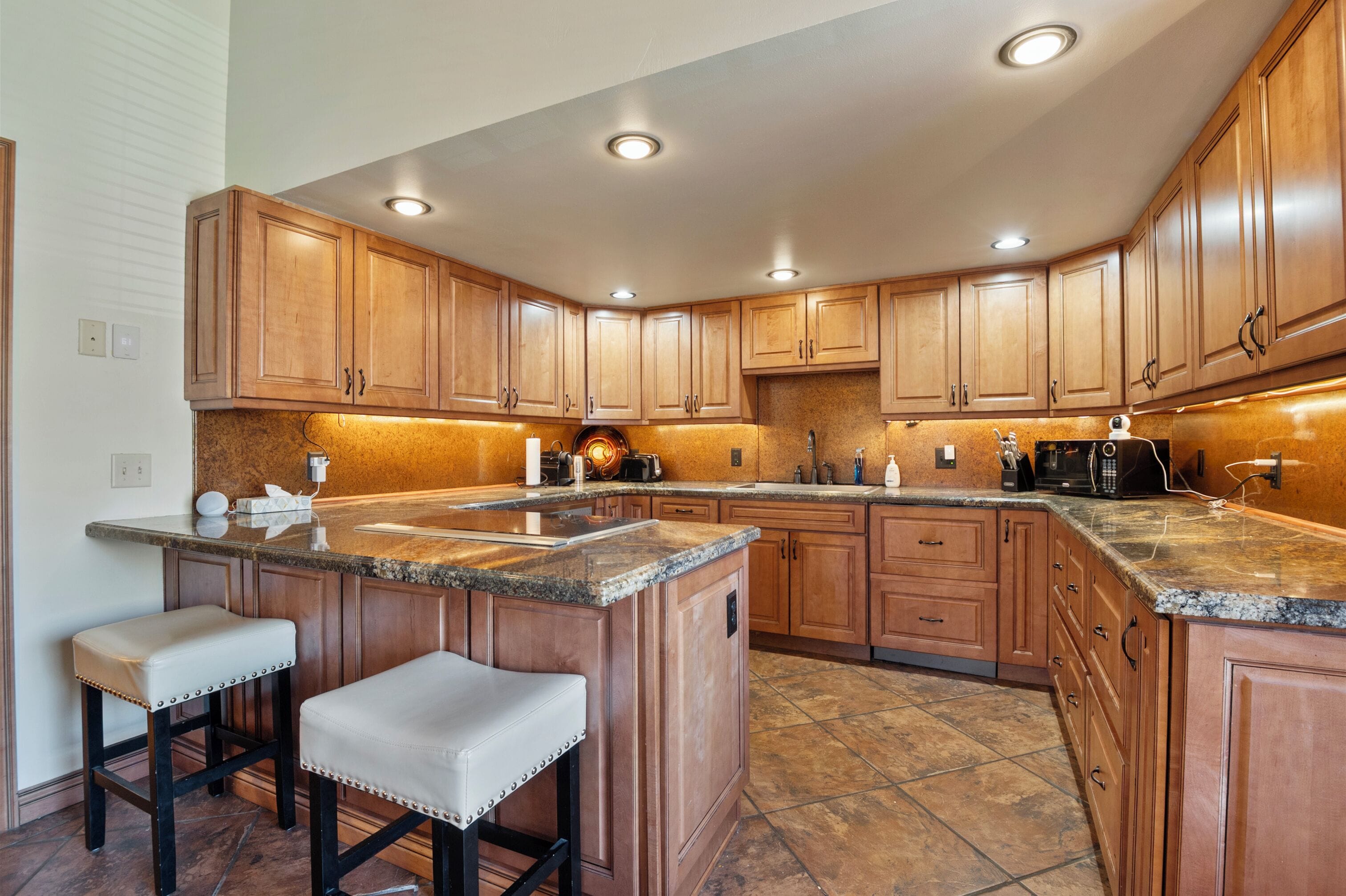 Red Pine G5 | Eget kjøkken | Kjøleskap, mikrobølgeovn, ovn og kokeplater