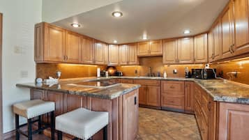 Red Pine G5 | Eigene KĂŒche | GroĂer KĂŒhlschrank, Mikrowelle, Ofen, Herdplatte