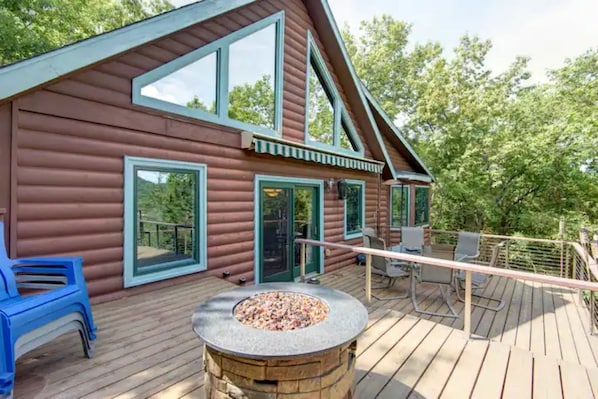 Outdoor dining - Cozy cabin at the Lake (Branson West)