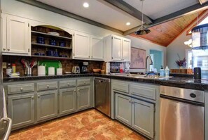 Fridge, microwave, oven, stovetop - Cozy cabin at the Lake (Branson West)