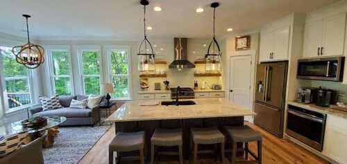 Stunning, Designer 6 Bdrm Lake House, Relaxing Retreat, 15 Min from GSP!