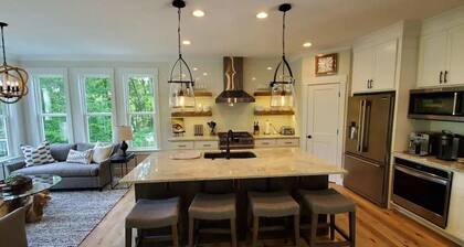 Stunning, Designer 6 Bdrm Lake House, Relaxing Retreat, 15 Min from GSP!