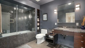 Ensemble douche/baignoire, sèche-cheveux, serviettes fournies
