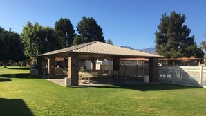 Un bâtiment doté d’un patio couvert, d’un espace extérieur aménagé pour s’asseoir et d’une cour clôturée.