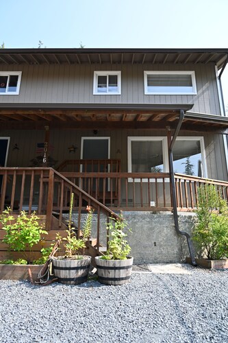 Comfy Duplex Unit A great for families and small groups, sleeps up to 9