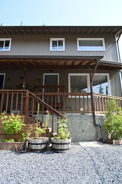 Comfy Duplex Unit A great for families and small groups, sleeps up to 9