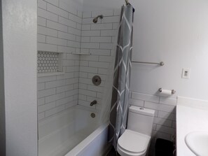 Ensemble douche/baignoire, sèche-cheveux, serviettes fournies