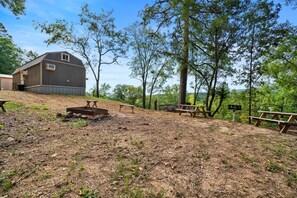 Outdoor dining - Lucky's Canoe & Kayak Cabin #1 - Caddo River Access! (Glenwood)