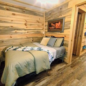 2 bedrooms, free WiFi, bed sheets - Lucky's Canoe & Kayak Cabin #1 - Caddo River Access! (Glenwood)