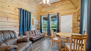 Un intérieur en bois avec un canapé, des fauteuils et une table.