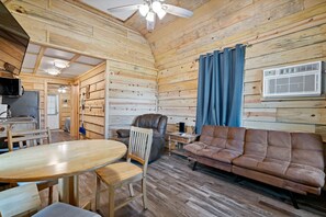 Dining - Lucky's Canoe & Kayak Cabin #1 - Caddo River Access! (Glenwood)