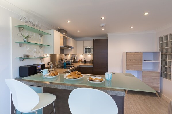 Een koelkast, een vaatwasser, een waterkoker, een broodrooster