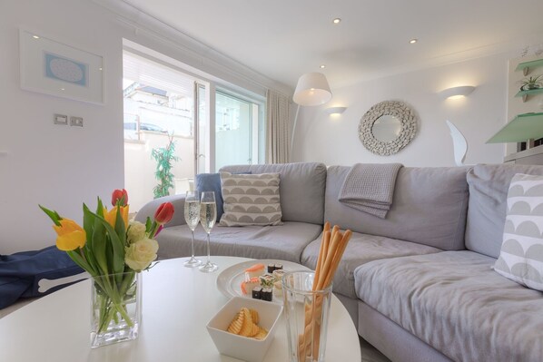 Een videogameconsole en een dvd-speler