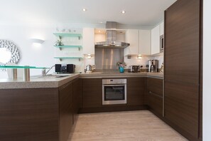 Een koelkast, een vaatwasser, een waterkoker, een broodrooster