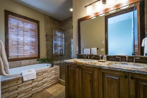 Apartment | Badezimmer | Haartrockner, Handtücher, Toilettenpapier