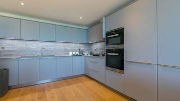 Refrigerador, lavavajillas, tetera/pava eléctrica, utensilios de cocina