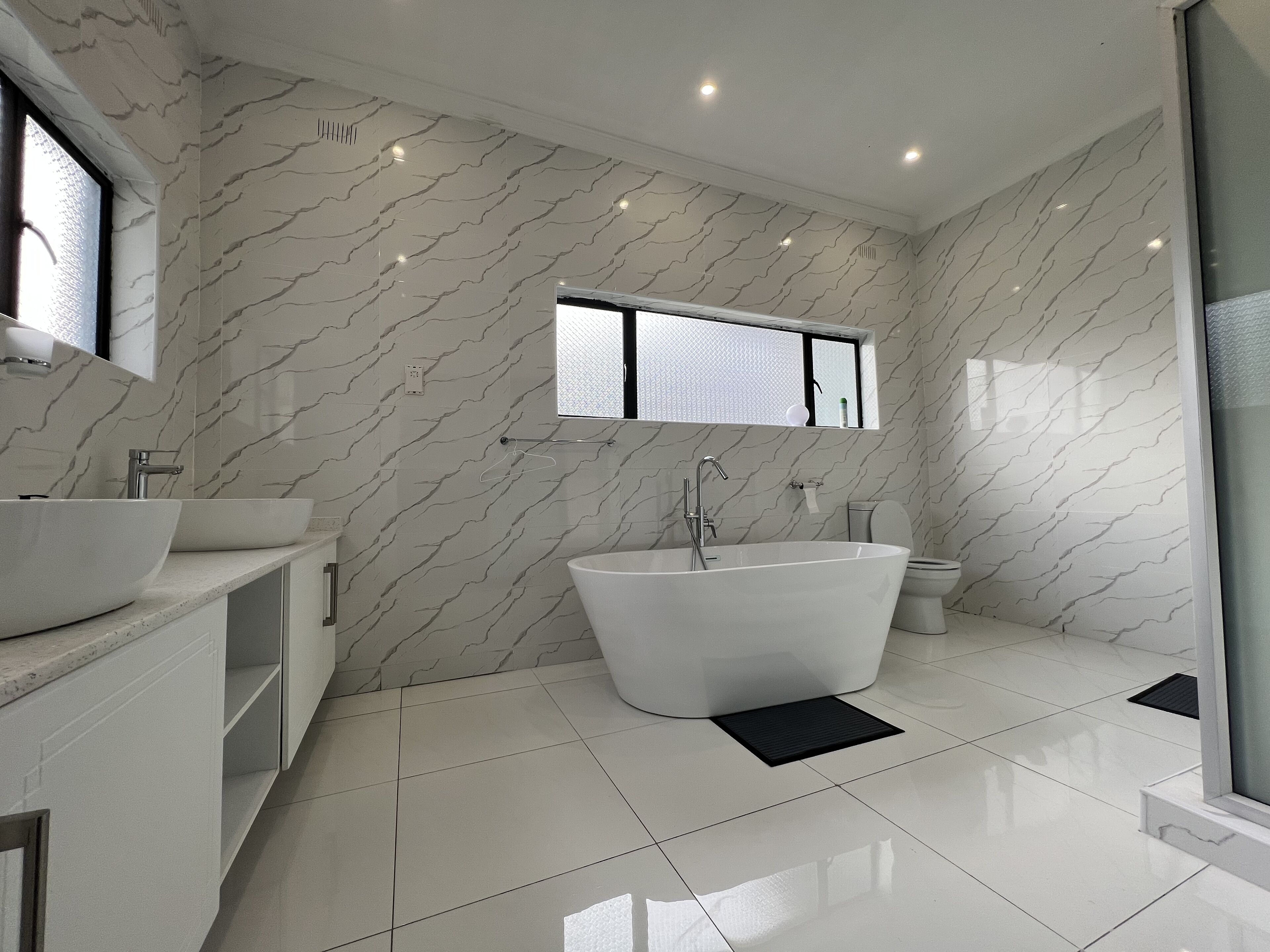 Combined shower/tub, towels