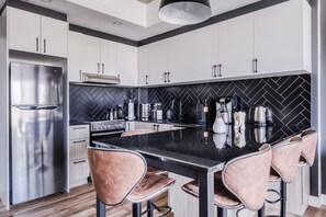 Deluxe Apartment | Private kitchen | Full-size fridge, microwave, oven, stovetop - Appartement Luxe | Incredible Sunset View - Pool - Parking - Near Old Québec (Québec City)
