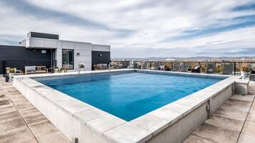 Deluxe Apartment | Rooftop pool