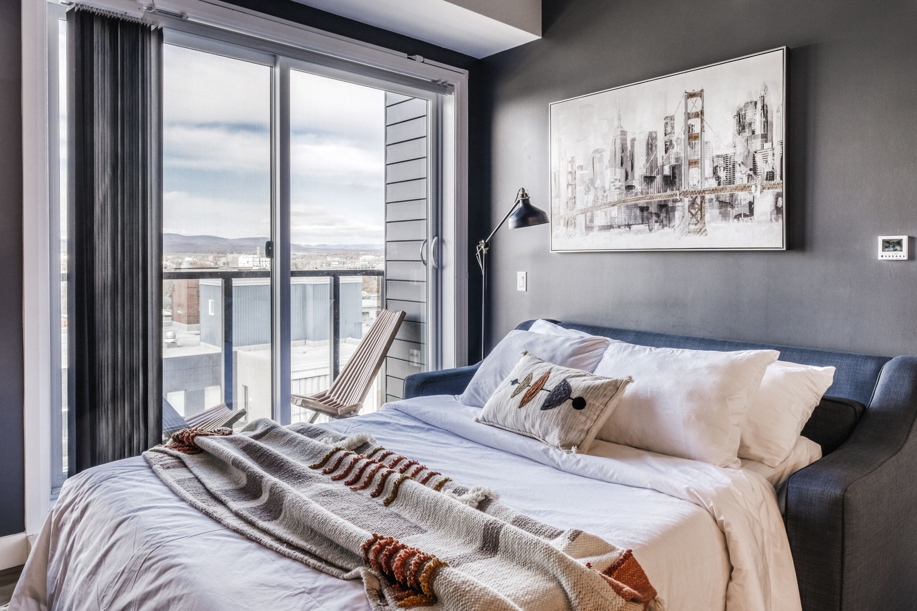 Apartamento Deluxe | Sala de estar | Smart TV de 65 pulgadas con canales digitales, una televisión