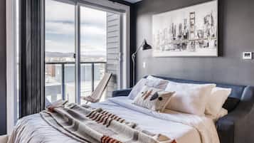 Apartamento Deluxe | Sala de estar | Smart TV de 65 pulgadas con canales digitales, una televisión